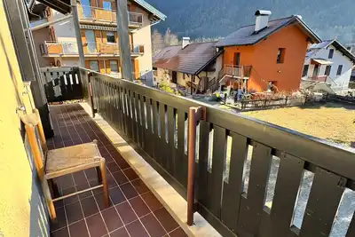Image de Appartement « Railway Loft Dimaro » avec vue sur la montagne, jardin privé et Wi-Fi