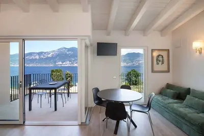 Image de Pèler Appartement : Élégance Moderne, Vue Enchanteresse et Confort à Brenzone