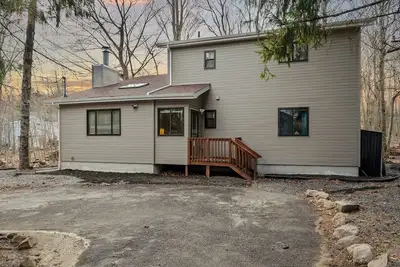 Image de Luxury Pocono Escape ~ Sauna | Hot Tub | Mini Golf - Holiday Home