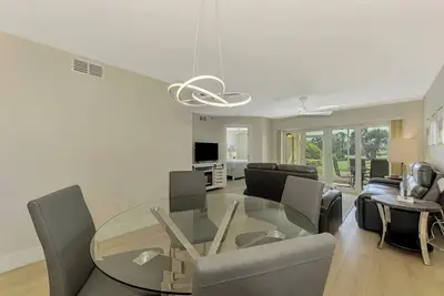 Image de Paradise on the Green | Updated ground-floor condo, golf course view