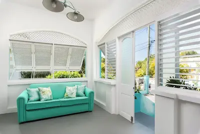 Image de Charming 3-Bedroom South Coast Retreat with great access to dining and beaches.