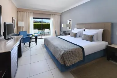 Image de Spacious Poolside Retreat – Swim-Up Access, Living Area & Comfort for Families