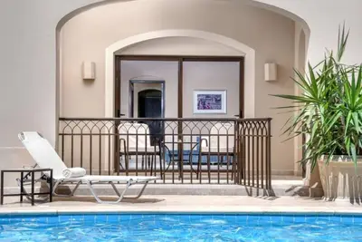 Image de Stylish Beach Retreat l 3 Spacious Swim-Up Rooms w/ Access to Waterpark & Spa