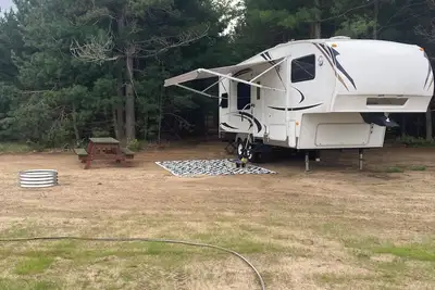 Image de Cozy fifth wheel located on  a private campground in Interlochen.