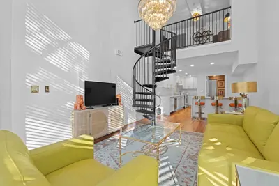 Image de Luxury downtown apartment located in the heart of Main Street.