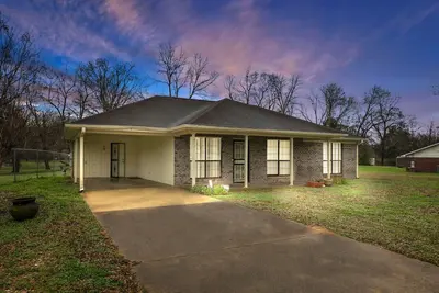 Image de Spacious 3br Home • 10 Min to Downtown • Big Yard