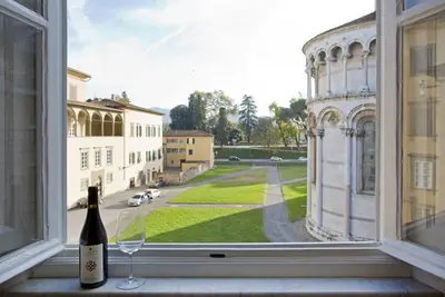 Image de Casa San Martino is an elegant historic flat located right in the heart of Lucca, inside the city walls, in one of the most prestigious and characteristic areas of the historic centre: Piazzale Arrigoni. From its windows, guests can enjoy an exclusive an