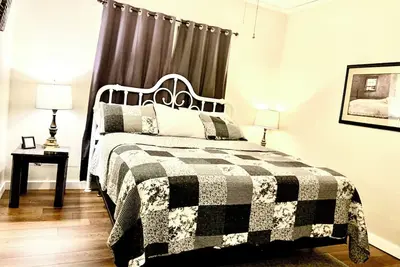 Image de Alumni Cottage, right beside Harding campus