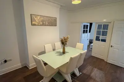 Image de Spacious 4-Bedroom Doncaster Home | Sleeps 12 | Ideal for Fmilies & Contractors