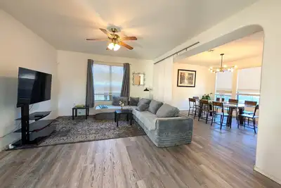 Image de 4br ~3, 000 sq ft Home with 7 beds, Massage Chair & Gym, Close to Dt & Airport,