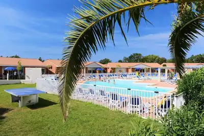 Image de Studio + Terrasse Privée! Accès Piscines + Parking