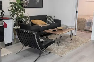 Image de Serene 2-bedroom apartment in Calgary, perfect for your getaway- The Loft Modern