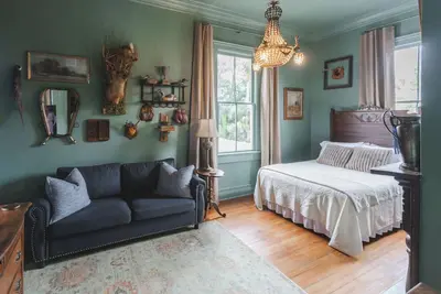 Image de The Gilded Lady-Suite w/ full bed & queen sofa bed