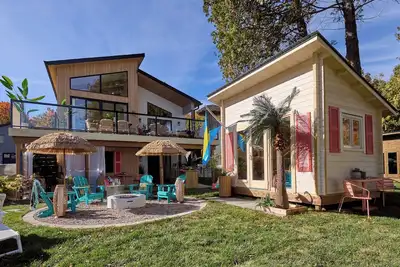 Image de Lake House 3 a fun, funky getaway