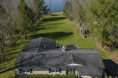 Image de Lakefront Hot Tub Retreat • Gig WiFi • 75” Tv • Dock • Sleeps 16