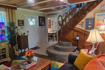 Image de Beatles-Themed Retreat|Unique Stay in Channelview