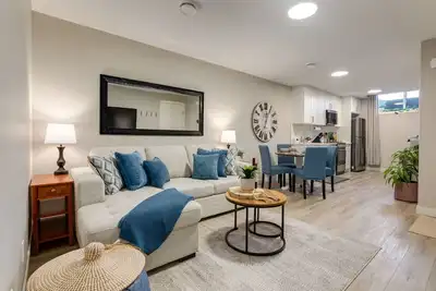 Image de Newly Built Suite | Central • Kitchen • Laundry • Soaktub • Workspace