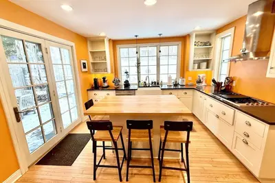 Image de Beautiful home in Burlington's South End, humans and dogs welcome!