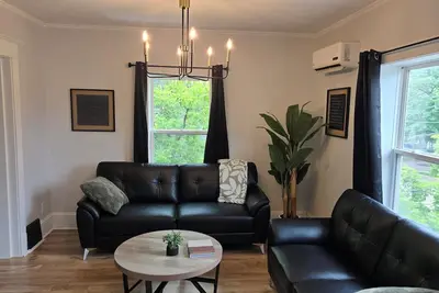 Image de Spacious 2-Bedroom Near Downtown Moncton | Parking, Ac & Private Backyard