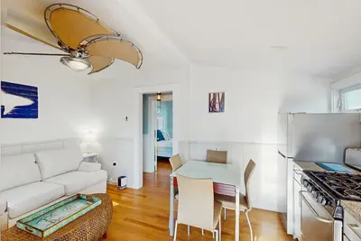 Image de Cozy coastal condo steps from the beach with private deck & two parking spots