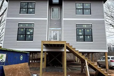 Image de New construction 7-bedroom riverfront home perfect for large groups--available May 22nd 2026! Enjoy spacious living areas, modern finishes, and direct access to the water for kayaking, fishing, and relaxing by the river.