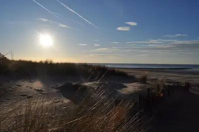 Image de A 10 mètres de la plage, accès direct à la digue, vue mer, appartement au calme