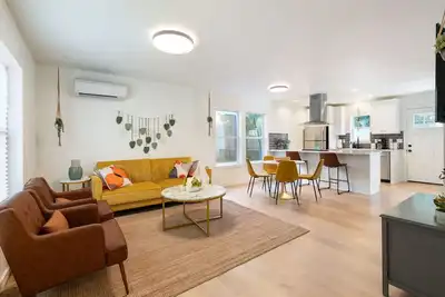 Retro-Chic • Walk to Galleries + Cafés • Fenced