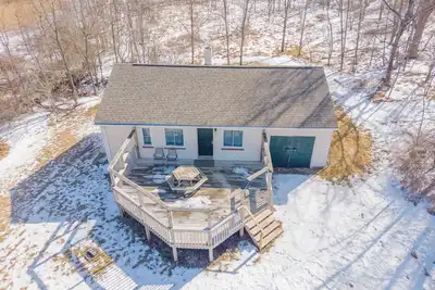 Image de Private Floyd getaway with deck views, full kitchen, washer and dryer, and cozy sleeping spaces.