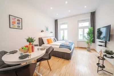 Image de King-size boxspring beds, 15 minutes to center, Tv