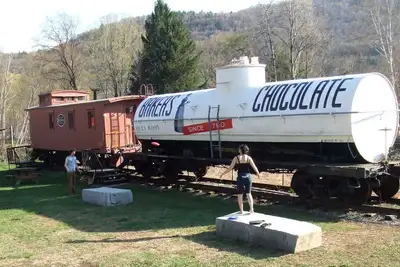 Image de Vintage Caboose Rental in Historic Small Town near Springfield, Massachusetts