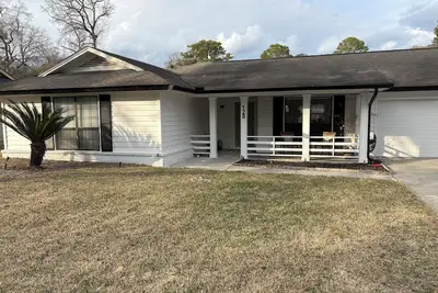 Image de Centrally Located\n8 miles to Tybee Beach and 8 miles to Downtown Savannah