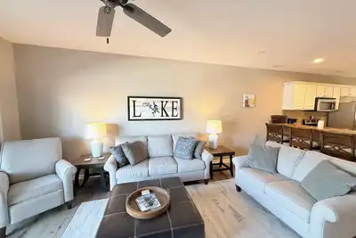 Image de Lakeside Sunrise – Water Views