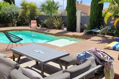 Image de Villa Méditerranéenne à Saint-Cyr-sur-Mer : Piscine, Jardin Exotique et Sérénité