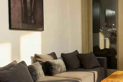 Image de Modern & relaxing space is located near Piedmont Park, Buckhead, and Midtown.