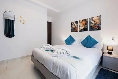Image de Modern 3-bedroom maisonette in a prime Malta location, perfect for families and groups. Features a bright living area, fully equipped kitchen, private Bbq courtyard, plus washing machine and dryer for comfortable short or long stays.