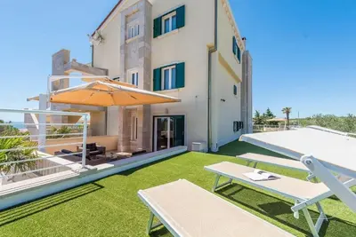 Image de Retraite azur près de l'allée du jardin