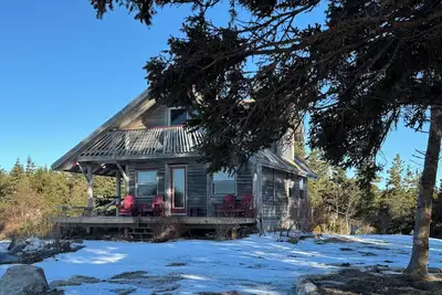 Image de Cut log chalet on a high bluff overlooking the Atlantic Ocean 20