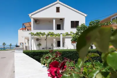 Image de Séjour chic en bord de mer à Nin