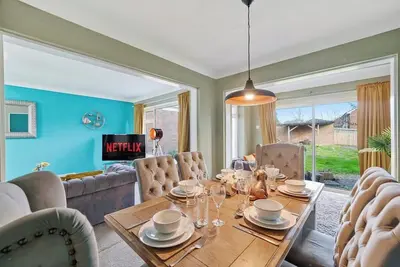 Image de Elegant 4 Bed House with Parking & Garden-Sleeps 8