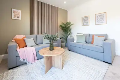 Modern 2br w/ Parking – Ideal for Work Stays | Ns