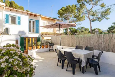 Image de Villa Lucia à Portocolom : maison en bord de mer avec jardin, barbecue et climatisation