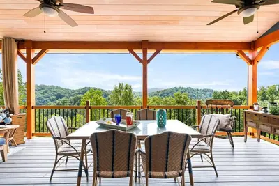 Image de Eagles Nest | 5Bdrm Lakefront Luxury Retreat with Hot Tub & Mountain Views