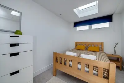 Image de 2br Stunning Spacious Loft Apt Near Beach Sleeps 4