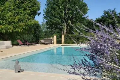 Image de Gîte « Les Tuquettes » avec piscine et jacuzzi partagés.