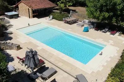 Image de Appartement « La Cazelle » avec piscine partagée et climatisation.