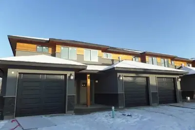 Spacious modern townhouse in central Dawson Creek