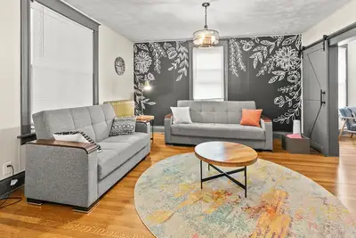 Image de Downtown Studio Chic- 3 blocks from the Zoo