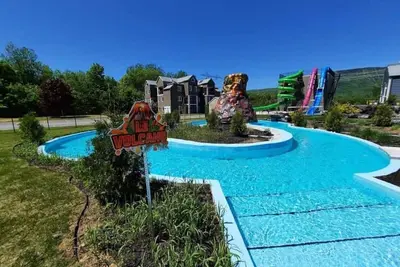 Image de 2-bedroom condo with water park, spa and gym!
