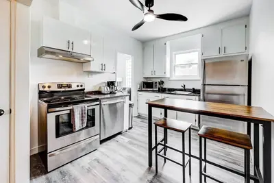 Image de 2 Bedrooms + 10mins Old-Qc + Free Street Parking