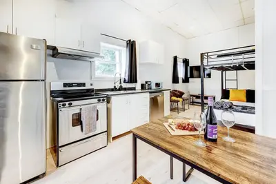 Image de Wow - Loft + 10min Qc + Stationnement gratuit rue